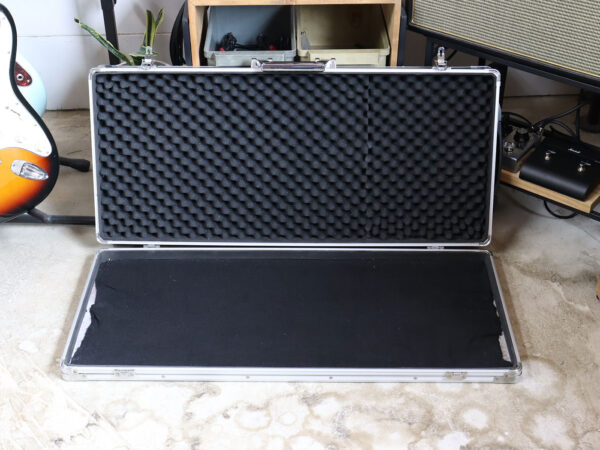 【中古】メーカー不明 エフェクターケース 外寸：幅77cm x 奥行き34cm x 高さ11cm - 画像 (3)