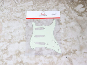 【中古・新品同様】Fender 11-Hole Modern-Style Stratocaster S/S/S Pickguards Mint Green