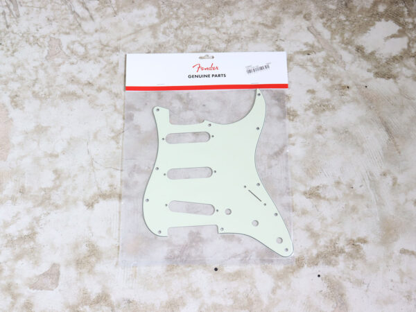 【中古・新品同様】Fender 11-Hole Modern-Style Stratocaster S/S/S Pickguards Mint Green