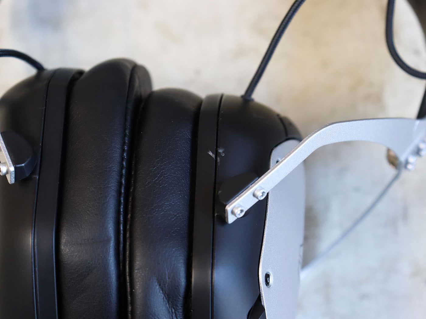 【中古】V-MODA CROSSFADE 3 WIRELESS XFBT3-GNBK ワイヤレスヘッドホン ガンメタリックブラック #2 - 画像 (3)