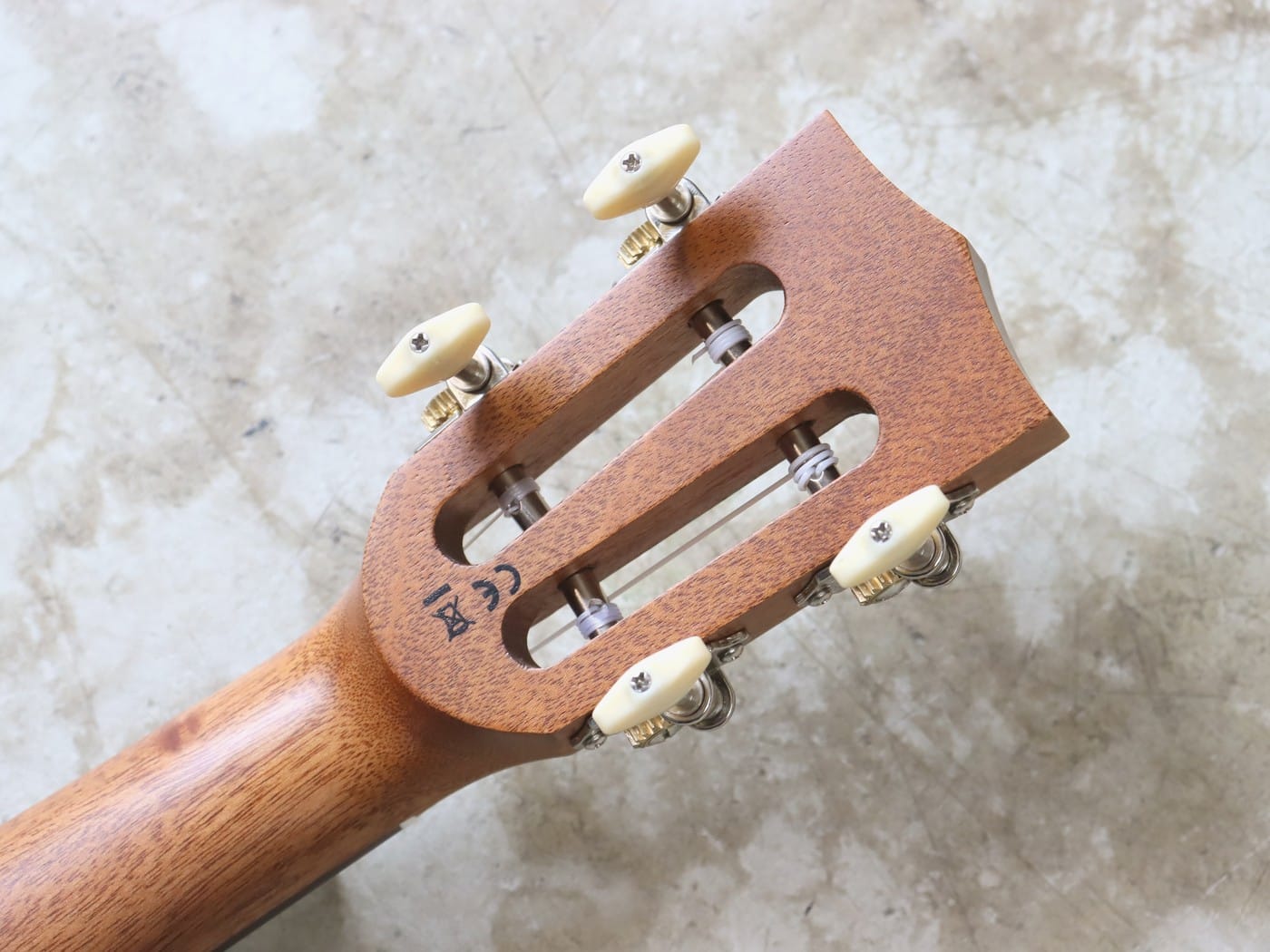 【中古・新品同様】MAHALO MM3E エレキウクレレ テナーサイズ オール単板 - 画像 (6)