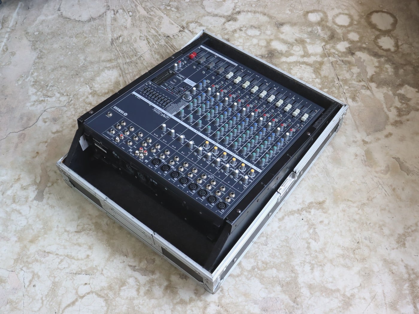 【中古・難あり】YAMAHA EMX5014C パワードミキサー Road Readyハードケース付き - 画像 (2)