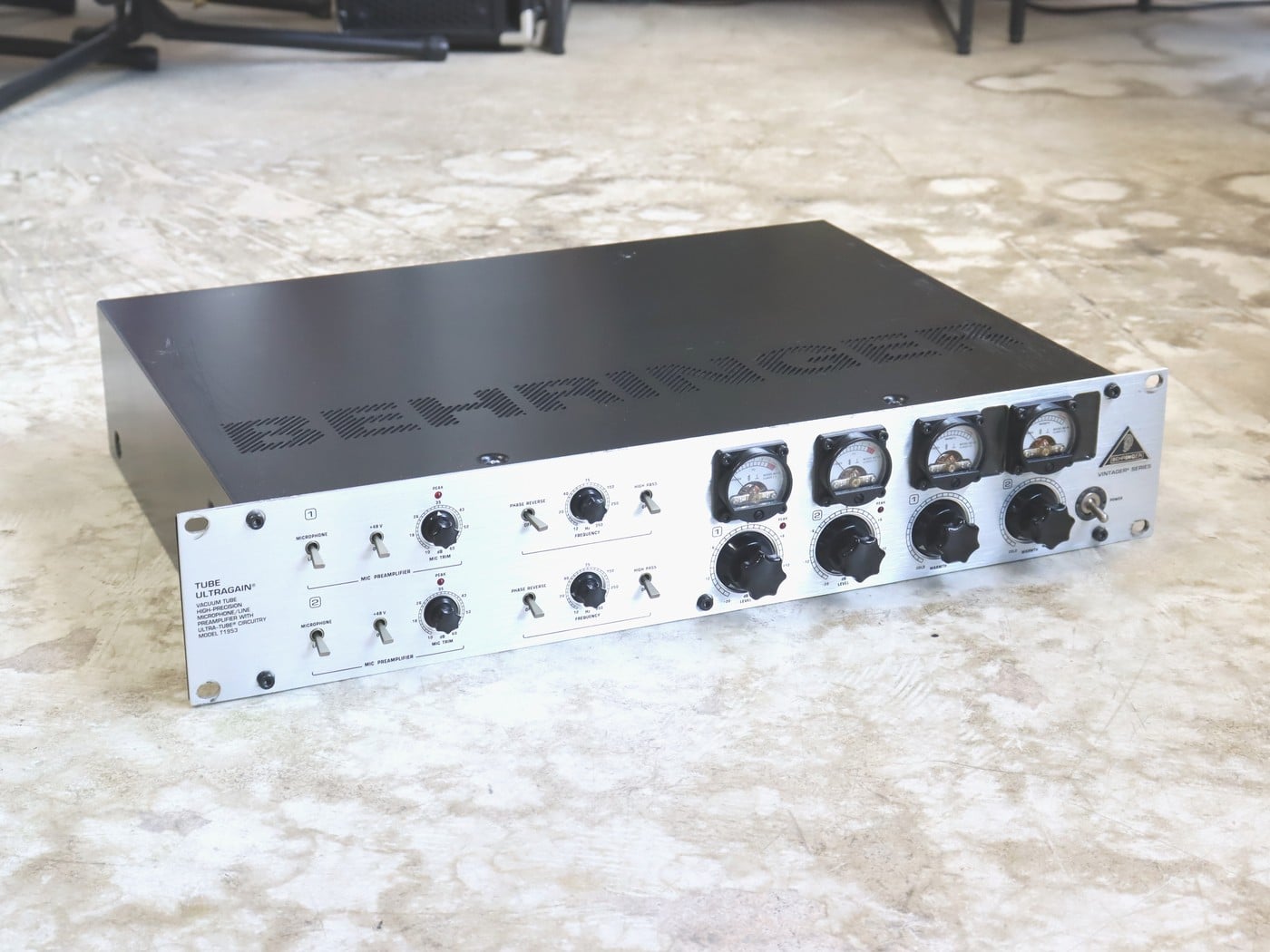 【中古】Behringer TUBE ULTRAGAIN T1953 マイクプリアンプ 2Uラックマウントサイズ