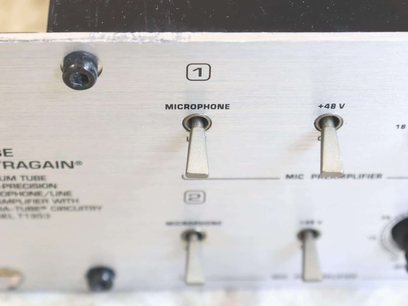 【中古】Behringer TUBE ULTRAGAIN T1953 マイクプリアンプ 2Uラックマウントサイズ - 画像 (4)