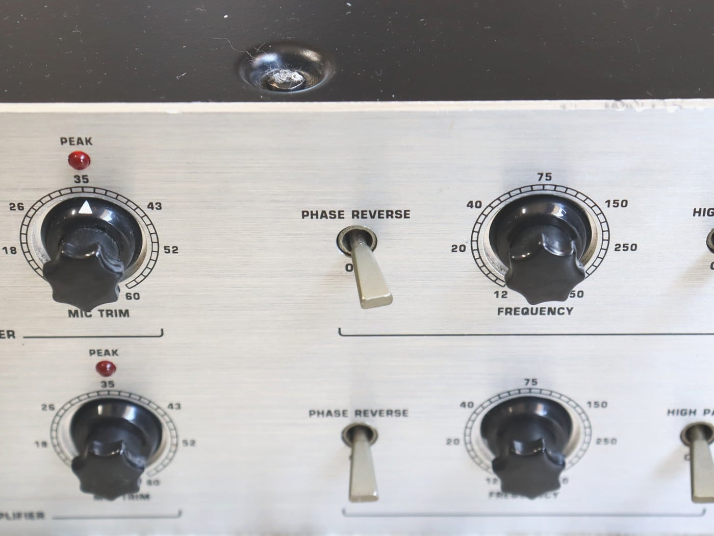 【中古】Behringer TUBE ULTRAGAIN T1953 マイクプリアンプ 2Uラックマウントサイズ - 画像 (5)